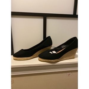 NWT black wedge heeled pumps